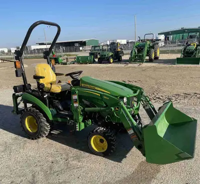 2020 1025R John Deere w/120 loader .. 107 engine hrs .. comes w/ “I” Match quick hitch., a hitch mou...