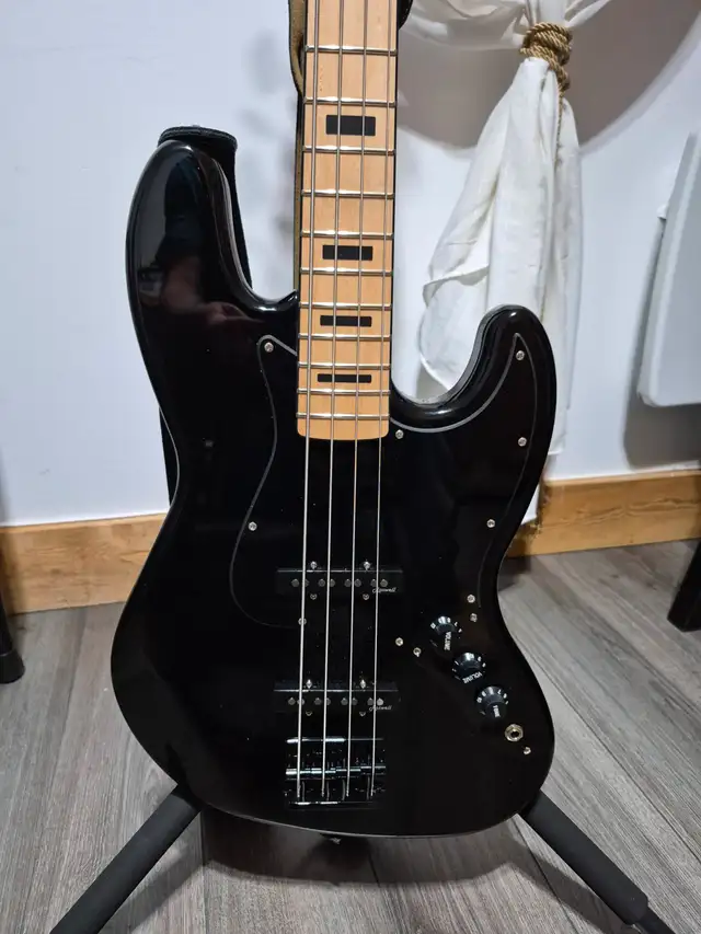 Jazz Bass Haley Benton, copie J-Bass Fender 70s in Guitars in Laurentides - Image 3