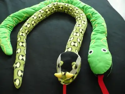 Jouets 5$ et -; voir photos; album, création, voiture, toutous,, View more