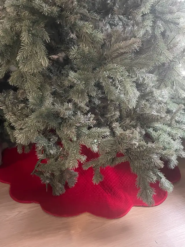 7.5 Christmas tree, moving  sale in Holiday, Event & Seasonal in Markham / York Region - Image 2