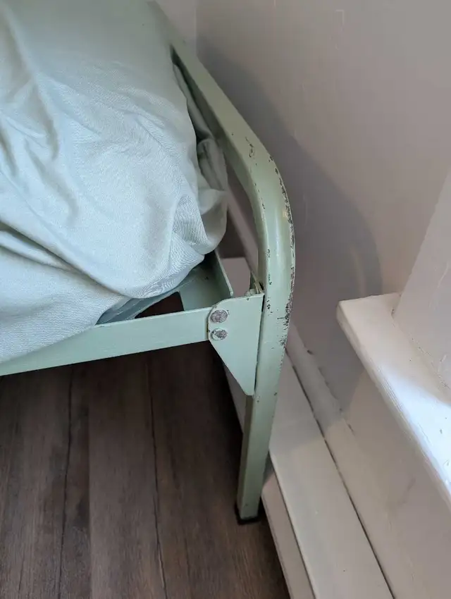 Lit simple / Single bed in Beds & Mattresses in Saint-Jean-sur-Richelieu - Image 4