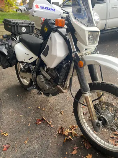 2023 Suzuki DR650se, excellent shape, white, Acerbis 20L tank, Seat Concepts saddle, luggage racks w...