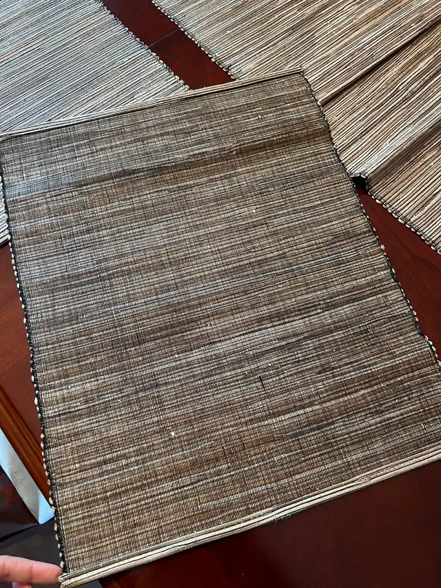 4 Placemats & Table Runner New! in Home Décor & Accents in Ottawa - Image 4