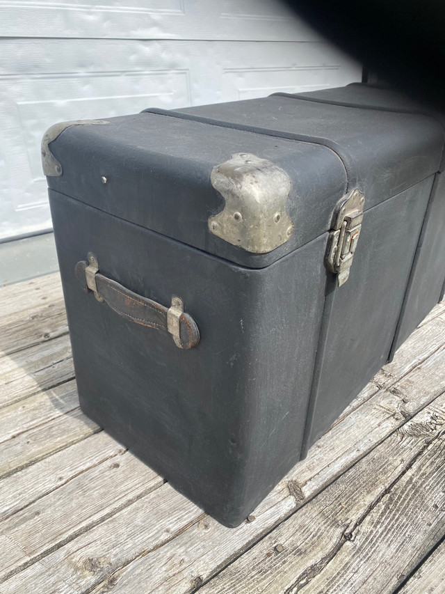 Old car trunk in Arts & Collectibles in Belleville - Image 4