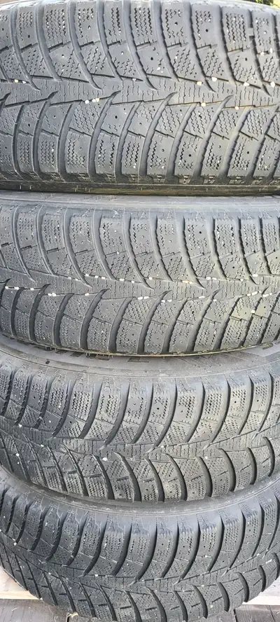 4 pneus d’hiver usagés avec jantes : 160$, non négociable, payable en argent comptant seulement, auc...
