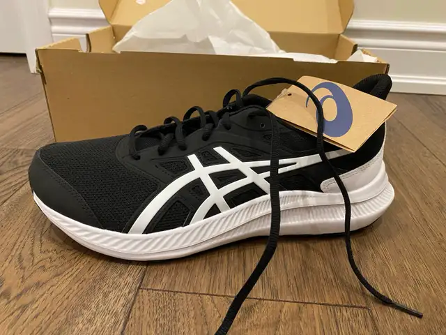 Asics black and white running shoes in Men's Shoes in Markham / York Region - Image 3
