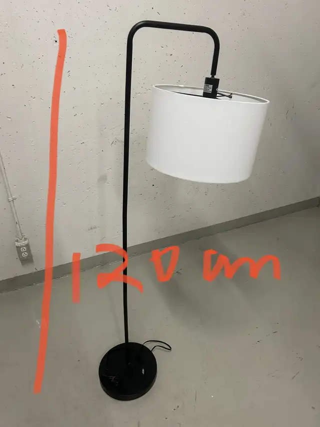 Floor Lamp in Indoor Lighting & Fans in City of Montréal - Image 2