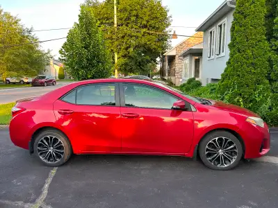 Toyota Corolla 2014 modèle sport. 220 000km. Le moteur a été changé il y a trois ans (novembre 2023)...