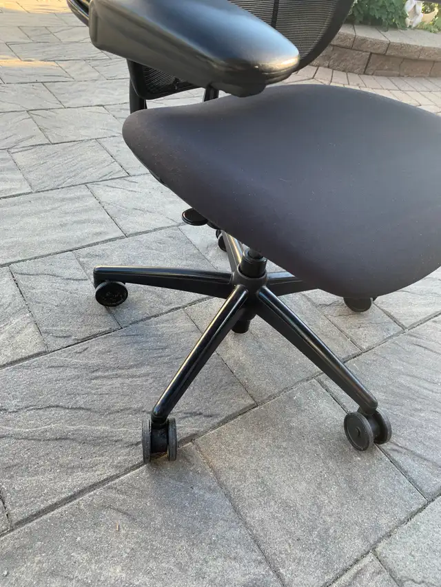 Humanscale Diffrient World Office Chair in Chairs & Recliners in Markham / York Region - Image 4