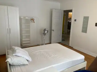 DISPONIBLE IMMÉDIATEMENT !!! Dans colocation de filles, 1 Chambre entièrement meublée dans beau 6 ½...