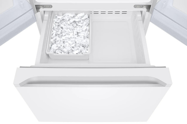 Fridge - Samsung 30 "  22.1 cu.ft French Door RF22A4111WW White in Refrigerators in Mississauga / Peel Region - Image 4