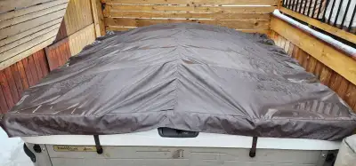 PLEASE NOTE, THE PHOTOS ARE NOT OF THE COVER THAT IS FOR SALE. This lightweight rolling spa cover wa...