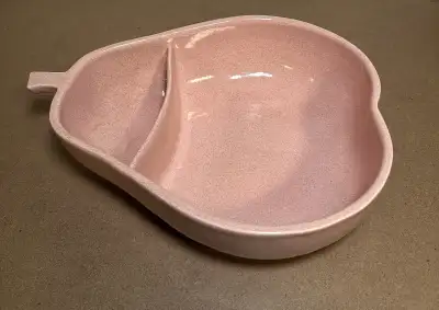 Mid-century Modern Vintage Pfaltzgraff Divided Serving Bowl in Speckled Pink $25 Can be used for veg...