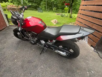Moto roadster Honda cb900 2007 En très bonne condition pneu arrière à changer, la moto a très peu se...