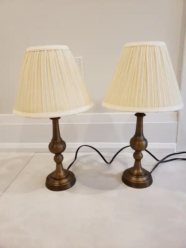 2 bronze coloured table lamps in Indoor Lighting & Fans in Markham / York Region - Image 2