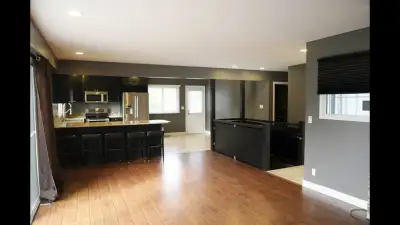 Video viewing link https://youtu.be/3Vdc_w7fsVk?si=hj2r2mHiSt_C_zgx Executive 3 bedroom upstairs sui...