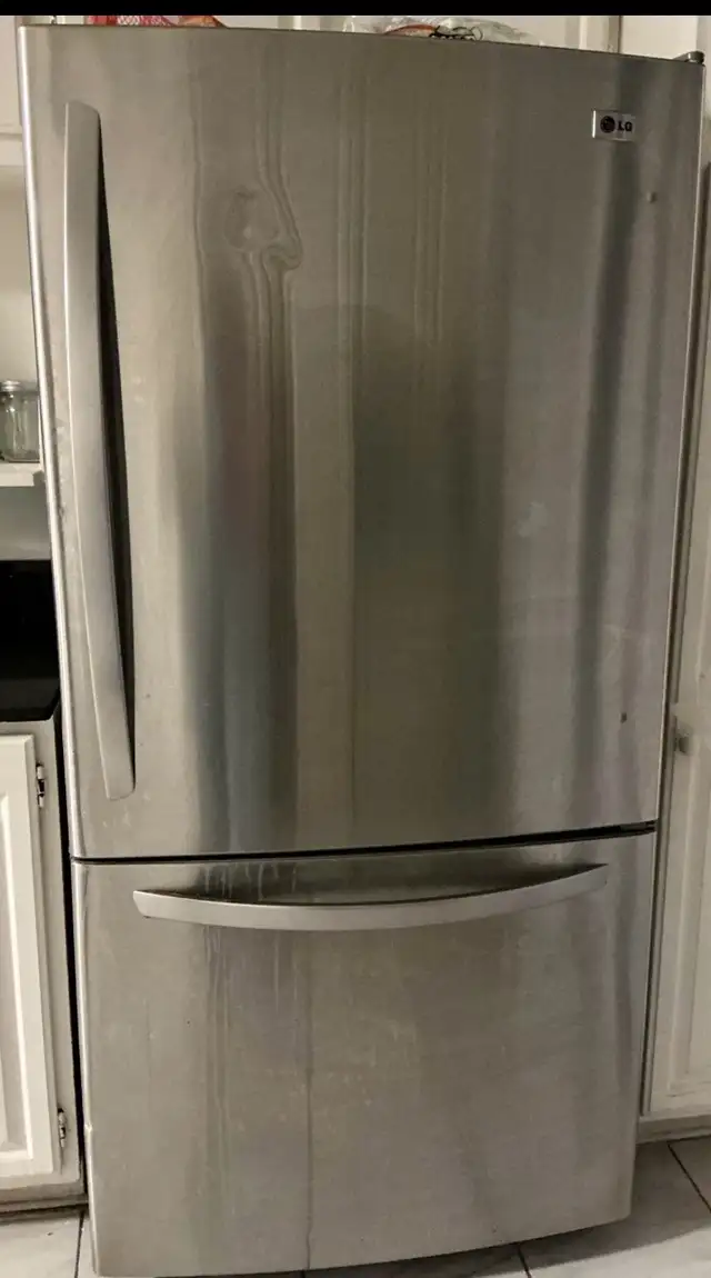 LG stainless steel fridge in Refrigerators in City of Montréal - Image 2
