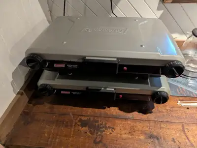 Un réchaud pratiquement neuf - 70$ Un avec une grille brisée a un endroit (reste fonctionnel) - 20$