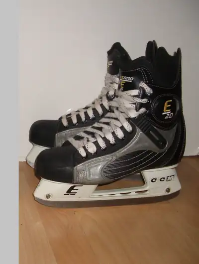 Patins _ CCM Externo E20 _ skates size 7E pour 8 US men/ 9 fem In very good condition. Comfortable h...