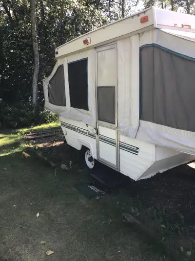 lightweight 1995 Palimino Colt tent trailer. 8'. Easily pulled by a 4 cyl vehicle, 2 counters - 1 wi...