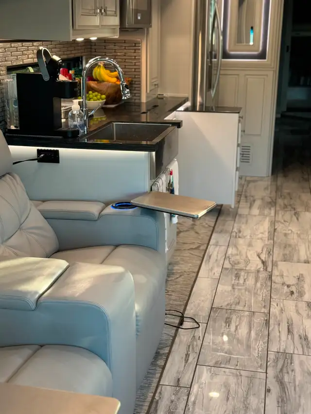 Fleetwood Discovery 44 in RVs & Motorhomes in City of Montréal - Image 3