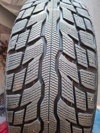 4 snow tires, steel rims & sensors for Hyundai Santa Fe. Uniroyal Tiger Paw Snow & Ice, size is 245/...
