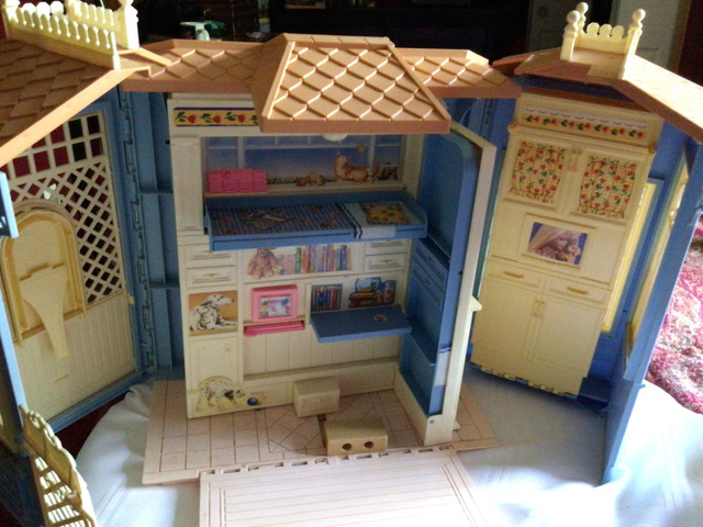 Barbie fold up blue cottage  1998 - reduced  in Arts & Collectibles in Thunder Bay - Image 3