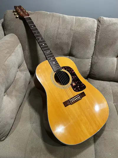 Really great example of a vintage Washburn here. Sloped shoulder dreadnaught with passive pickup. So...