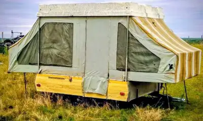 Vintage pop-up tent trailer — definitely in “fixer-upper” condition, but with loads of potential. Fa...