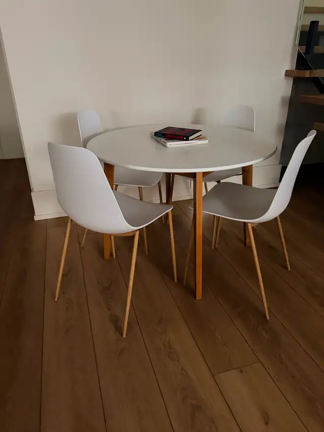 Kitchen table in Dining Tables & Sets in Markham / York Region - Image 4