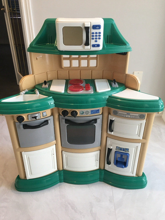 Kids play kitchen in excellent condition, like new in Toys & Games in Markham / York Region