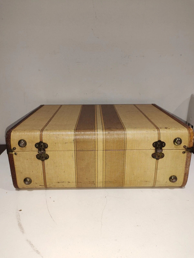 Vintage Eveleigh Baggage Suitcase - RCR-1564 in Other in Calgary - Image 3
