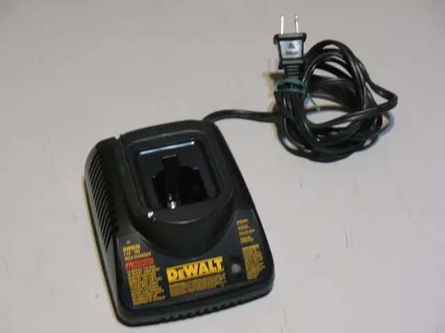 Makita, DeWalt, and Ridgid 18 Volt Battery Chargers in Power Tools in City of Toronto - Image 10