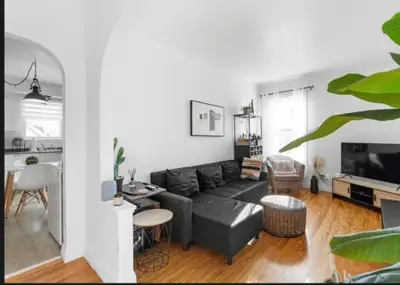 Grand 4 1/2 disponible le 1er juillet 2025. Le logement est situé dans le quartier Grand-mère, à Sha...