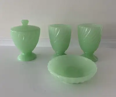 Beautiful set! All pieces are in great condition.