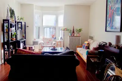 1 BEDROOM PLUS DEN IN 2 BEDROOM UNIT FOR LONG TERM Unit: 1 bedroom (2nd floor) plus sunny den In the...