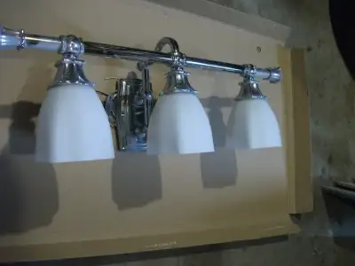 3 light for vanity in excellence condition like new in chrome ve, View more