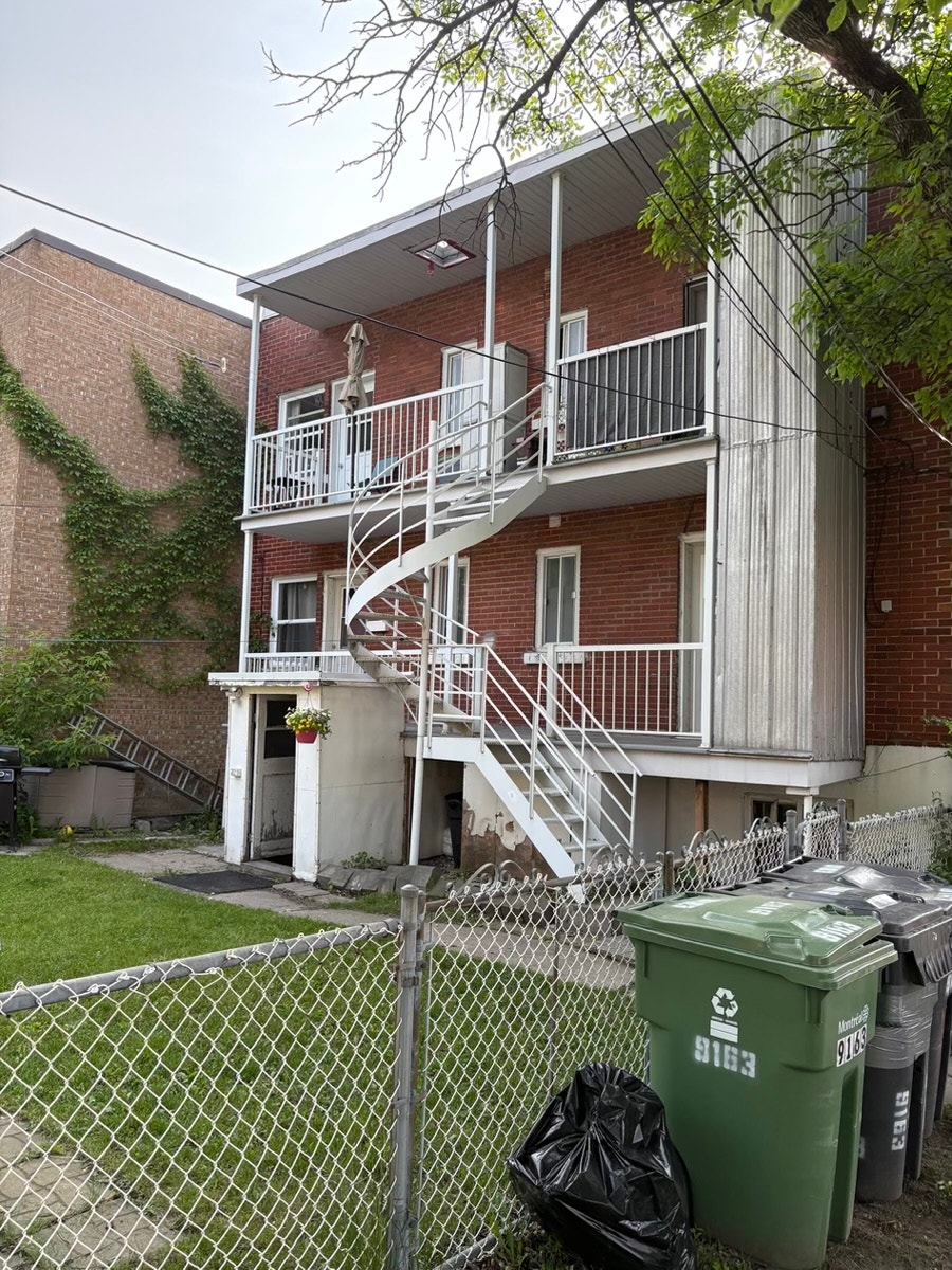 4 1/2 Rénové, 1er étage, accès à la cour — photo 2