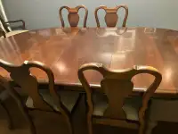 Table, chaise (6x) et buffet assorti en merisier
