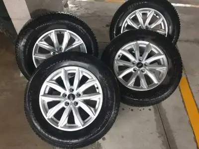 4 mags avec pneus hiver pour Audi Q5. Originaux 235/65 R 17 T