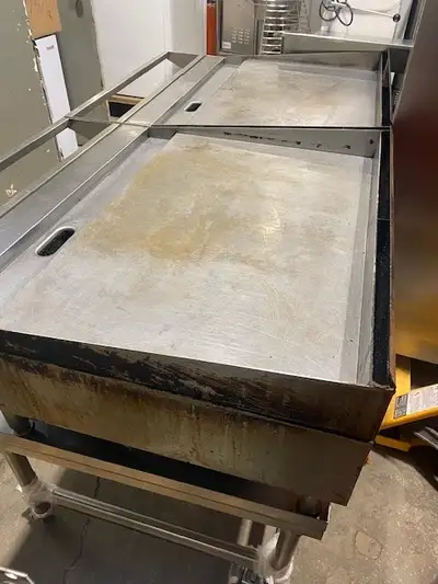 You are viewing a very nice used Garland GTGG36-GT36M Countertop Natural Gas Griddle with Thermostat...