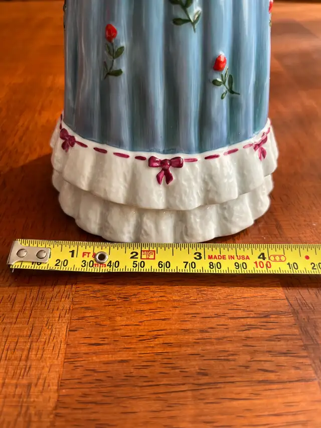 Coalport figurine ‘Laura Secord’ 8.5” tall in Arts & Collectibles in Guelph - Image 9