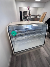 Curved Glass Refrigerated Bakery Display Case 