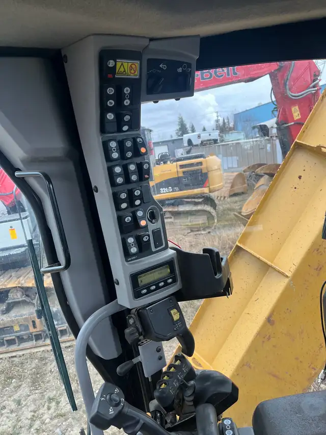 140M AWD Cat Grader 2015  in Other in Grande Prairie - Image 6