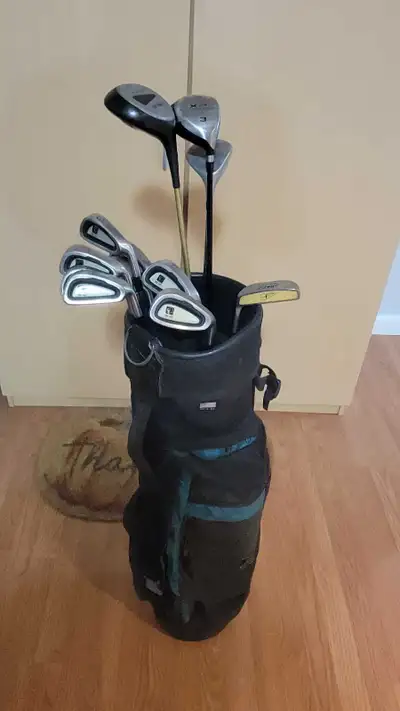 This used 12-piece golf club set comes complete with a bag, ready for the green. Perfect for beginne...