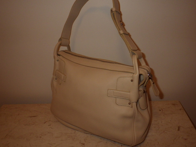 Salvtore Ferragamo  SAC À MAIN  d'Italie / HANDBAG dall'Italia dans Femmes - Sacs et portefeuilles  à Ville de Montréal - Image 3