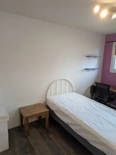 Private bedroom near  University