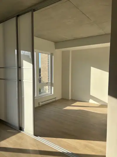 Venez découvrir ce charmant condo 3 1/2, au Rez de chaussée,idéal pour une personne seule ou un jeun...