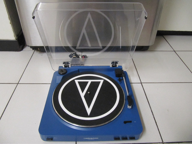 Audio Technica Model AT-LP60 Stereo Turntable Like New Condition in Arts & Collectibles in Mississauga / Peel Region - Image 2