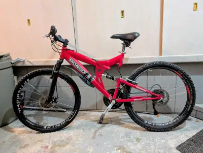Beautiful well maintained Mongoose mountain bike. Aluminum frame Front disc brakes. 26 speed grip sh...